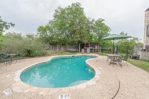 Downtown+Stunning Riverview+Fireplace - Image 4