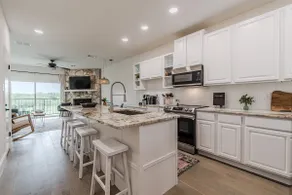 Downtown+Stunning Riverview+Fireplace - Image 2