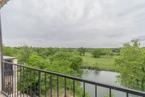 Downtown+Stunning Riverview+Fireplace - Image 5