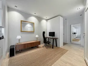 Modern 2BR downtown, private sauna, workspace - Image 4