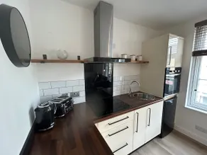 The Hideaway - 2-Bedroom Apartment with outdoor terrace & free parking - Image 4