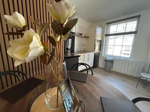 The Hideaway - 2-Bedroom Apartment with outdoor terrace & free parking - Image 3
