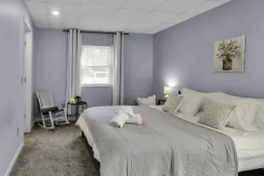 Suite Retreat: quiet comfort on walkable village lane - Image 2