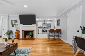 Charming Downtown Corner Cottage - Dog Friendly! - Image 2