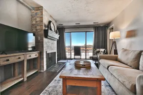 Top Floor Centrally Located. Free Bus to Lifts - Image 5
