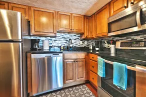 Top Floor Centrally Located. Free Bus to Lifts - Image 4