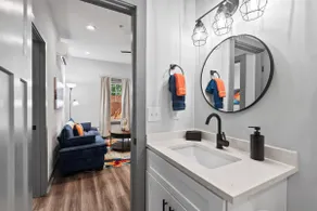 Cozy & Spacious Apt., KING BED, Heart of Town - Image 4