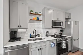 Cozy & Spacious Apt., KING BED, Heart of Town - Image 3