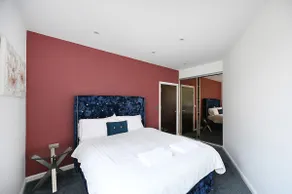#7 Milburn, CMK location 10 min walk train station - Image 4