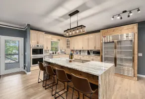 Sleeps 20! No Steps to Water Luxe Family Lakehouse - Image 2