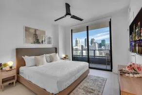 Bright and Breezy 1 Bed Unit With Water and City Views - Image 2