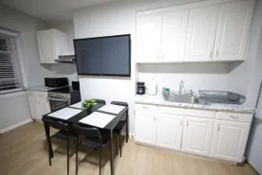 3 BDRM Apt Next to Airport/5 min to Downtown - Image 3