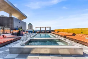 Luxury Apt w/ Rooftop Pool, Hot Tub & Skyline View - Image 2
