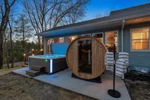 Oakwood Manor | Hot Tub, Sauna, Fire Pit, Games - Image 4