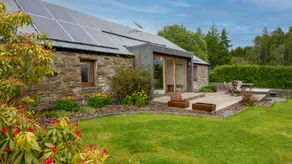 Sams Cottage with Loch Tay Vistas and Hot Tub - Image 2