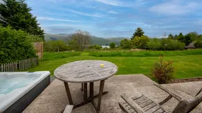Sams Cottage with Loch Tay Vistas and Hot Tub - Image 3