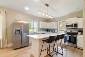 Spacious 3 bed 2.5 bath 2pk spot - Image 2