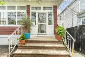 Yellow House Near NYC | Sleeps 10 | Parking - Image 2