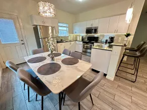 Modern Apartment/Private/King Bed/Shops - Image 5