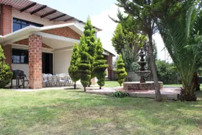 Family House with Private Garden, Fountain, and Grill - Image 2