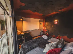 Private movie theater, king size bed, free popcorn and garage - Image 4