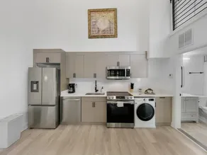 Modern Brookland Penthouse w/ Amenities & Services - Image 3