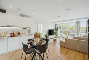 Lavish 2-Bed Apt, Prestigious Coombe Hill - Image 5