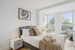 Lavish 2-Bed Apt, Prestigious Coombe Hill - Image 3