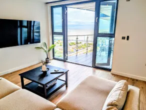 Harbour view-Sleeps 4-Sea View-Parking-Balcony - Image 2