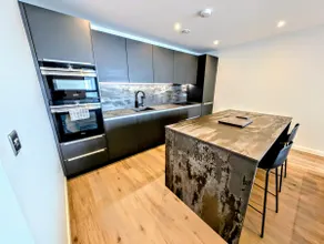Harbour view-Sleeps 4-Sea View-Parking-Balcony - Image 4