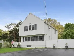 Cozy Modern 2BR Near Grays Beach - Image 1