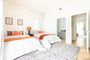 Spacious 3-Level House 8 beds | Free Parking+Patio - Image 2