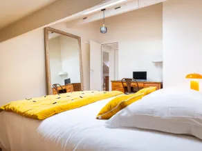 Bright, Cozy and Quiet Haven near Downtown - Image 2