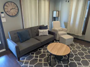 Stylish Downtown Cottage - Image 5