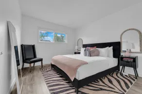 The Botanist Suite - King Bed ~ Parking ~ Central - Image 3