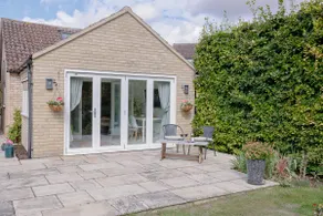Spacious guest house in village near Cambridge - Image 4