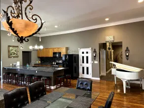 The Brick-Road Penthouse - 5BR, 4BATH, Walkable - Image 3