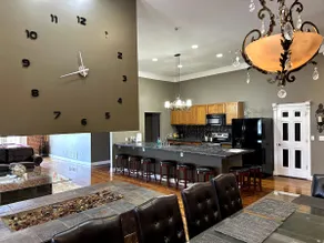 The Brick-Road Penthouse - 5BR, 4BATH, Walkable - Image 2