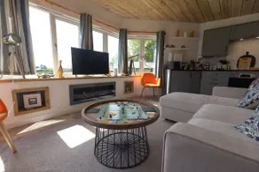 Oak View Hot Tub Lodge Sleeps 6 - Image 2