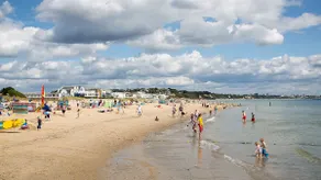 Spacious Cottage near Sandbanks Beach - Image 2
