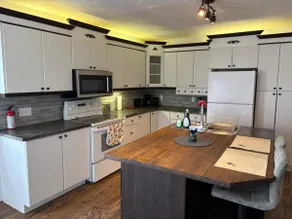 2 Bedroom Suite|Full Kitchen|Private Deck|BBQ - Image 4