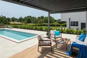 Villa with heated outdoor pool - Image 4