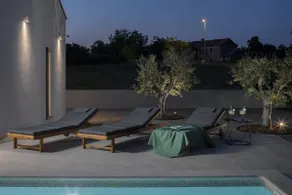 Villa with heated outdoor pool - Image 3
