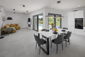 Villa with heated outdoor pool - Image 5