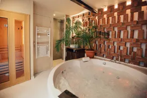 La Douce -Sauna Jacuzzi Lille by Moment Parenthesis - Image 5