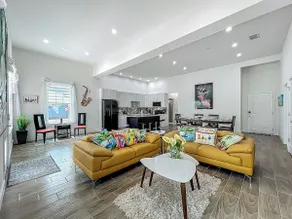 OMG! Amazing Walkability, just come & enjoy - Image 3