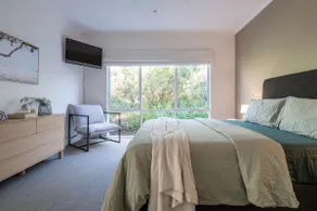 Moonah Retreat—Coastal Serenity near Hot Springs - Image 4