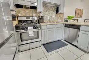 Cozy Hideaway 2 BR under 2 miles to airport. - Image 2