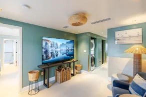 Spectacular House Parking Pool Sauna Cold Plunge - Image 5