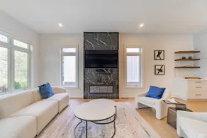 Modern 3-Bedroom Home, 10 mins to Falls & Golf - Image 2